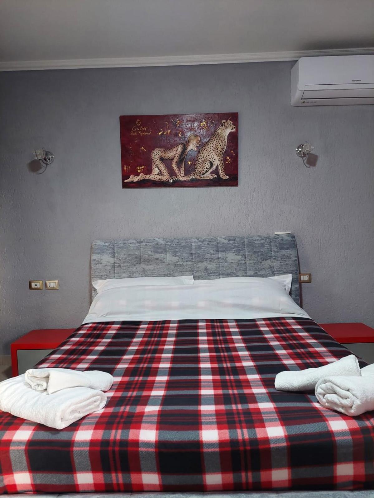 Gex Guest House Tirana Esterno foto