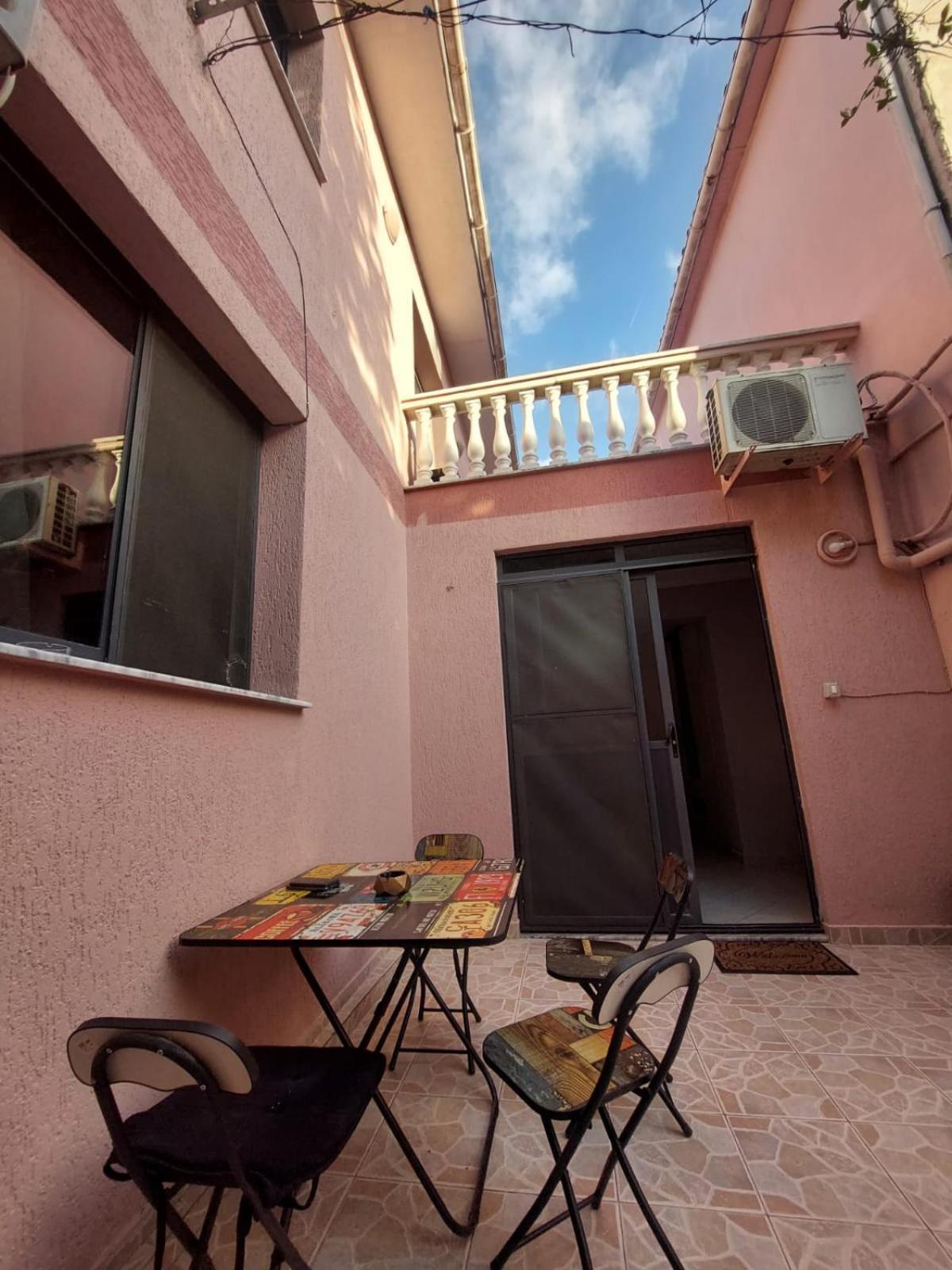 Gex Guest House Tirana Esterno foto