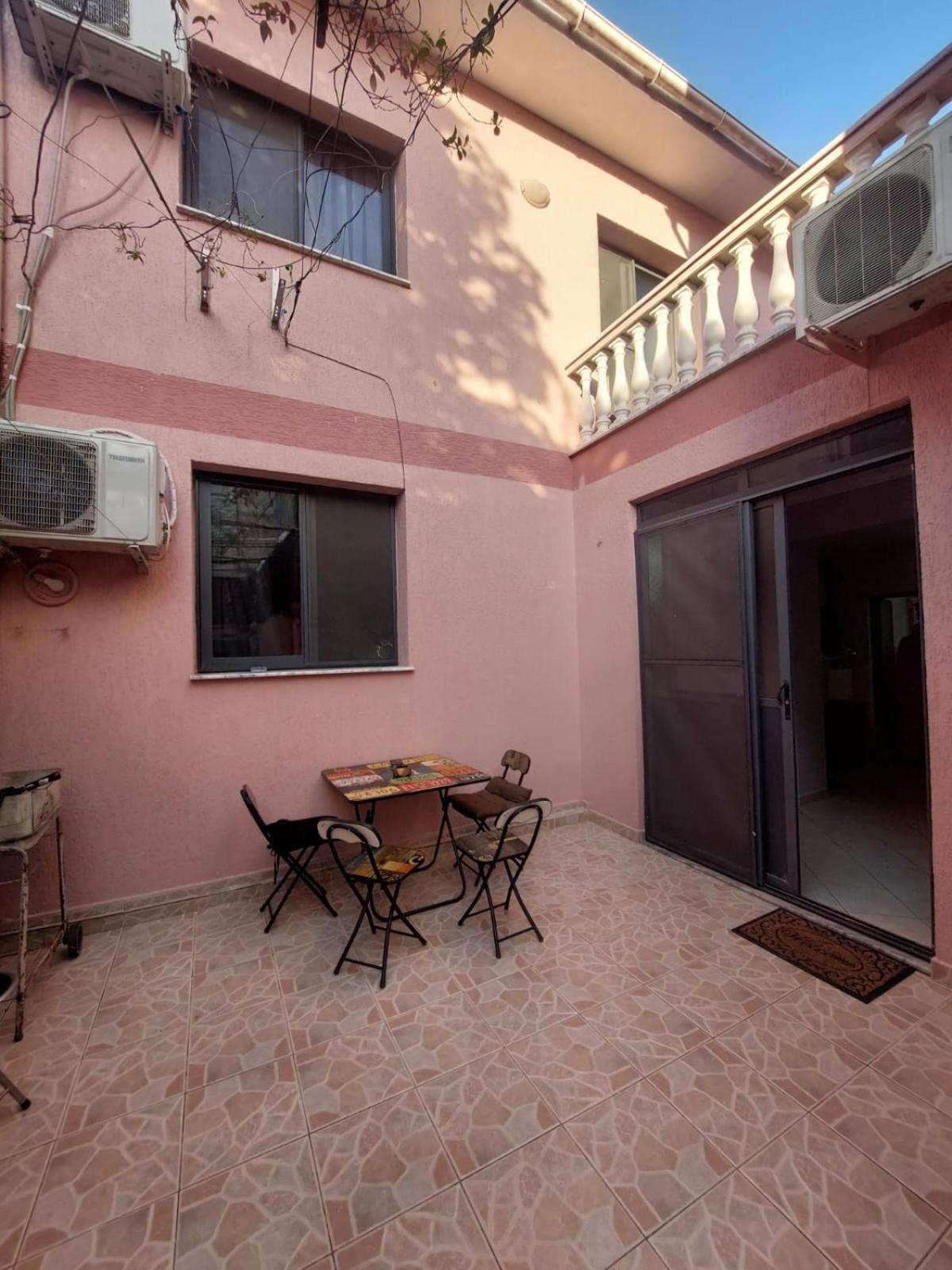 Gex Guest House Tirana Esterno foto